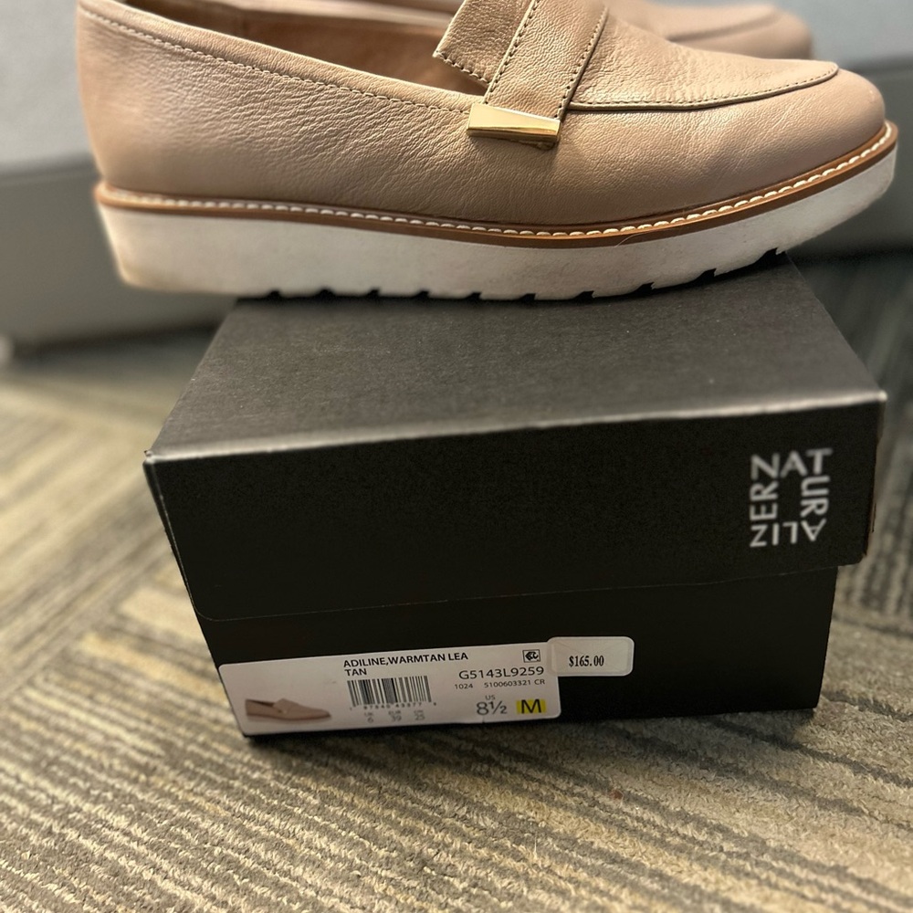 Naturalizer Tan Flats with Minimalist Design and Platform Sole - Picture 3 of 4